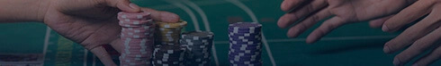 Déplacement de Piles de Jetons sur une bannière de Table de Baccarat